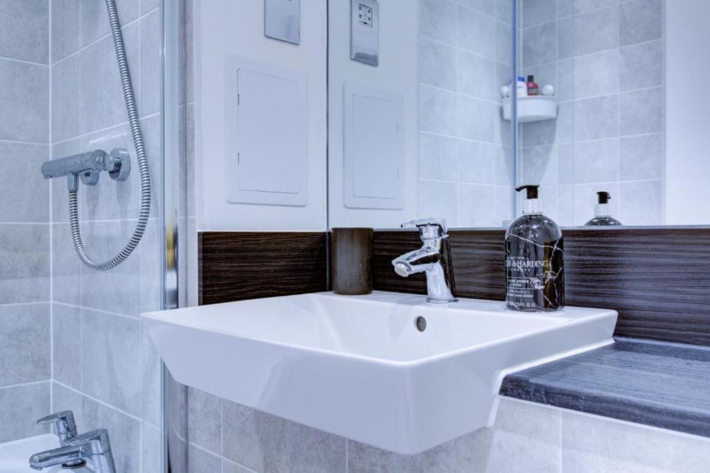 Apartamento Luxury 2 Bed Flat In A New Block In East Acton Londres Exterior foto